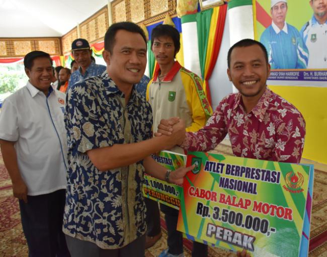 158 Pelatih dan Atlet Berprestasi Bengkalis Terima Bonus Dari KONI